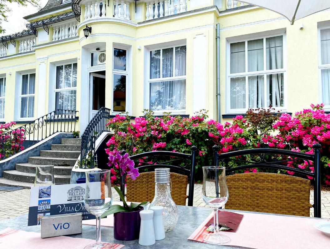 Gedeckte Terrasse vor der Villa Oranien